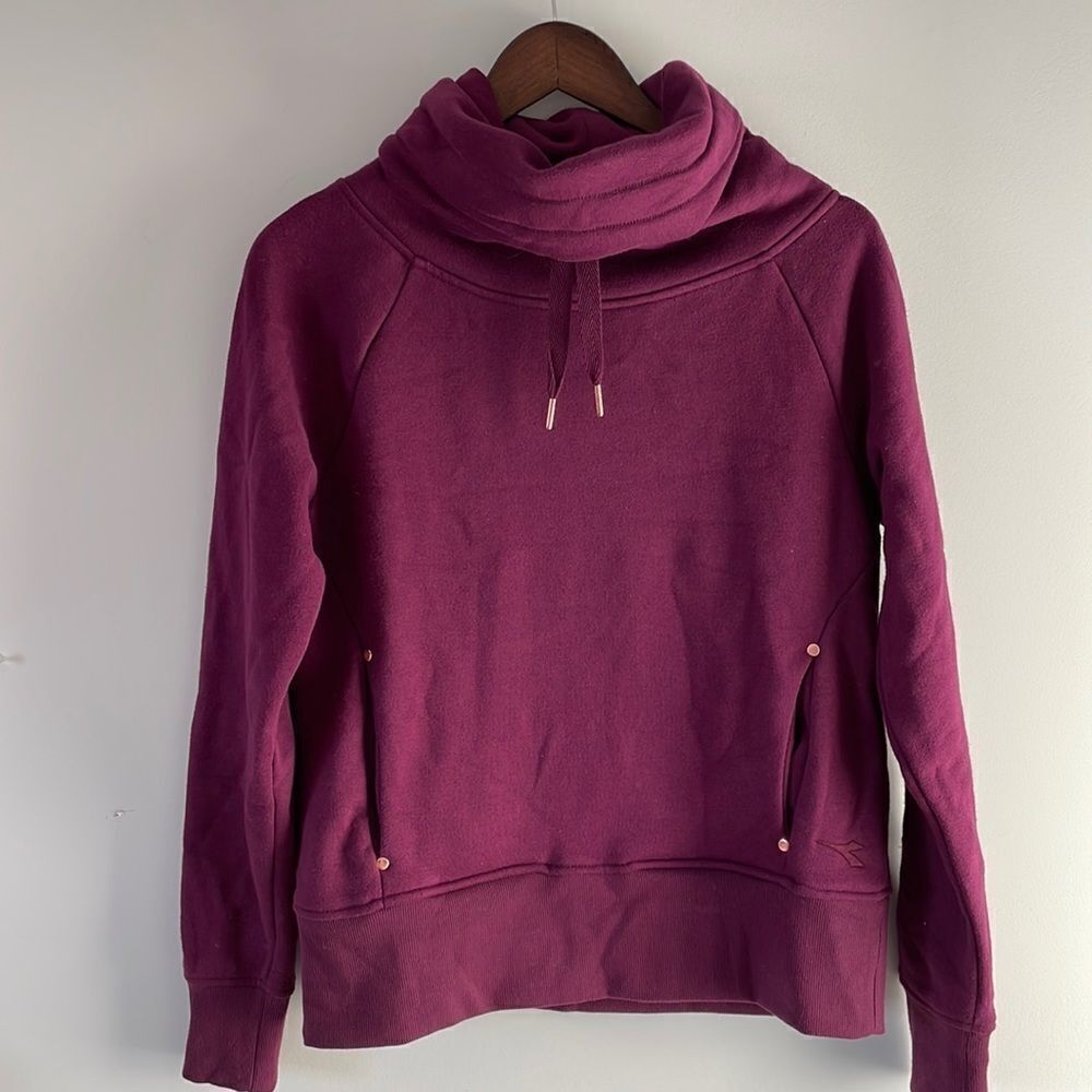 𝅺Diadora Cowl Neck Sweater Size Small Purple with Gold Accents